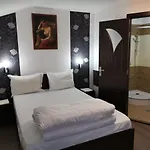 Joe بيت شباب بوخارست